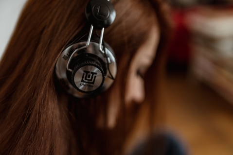 kaboompics_Beautiful young woman in headphones listening to music